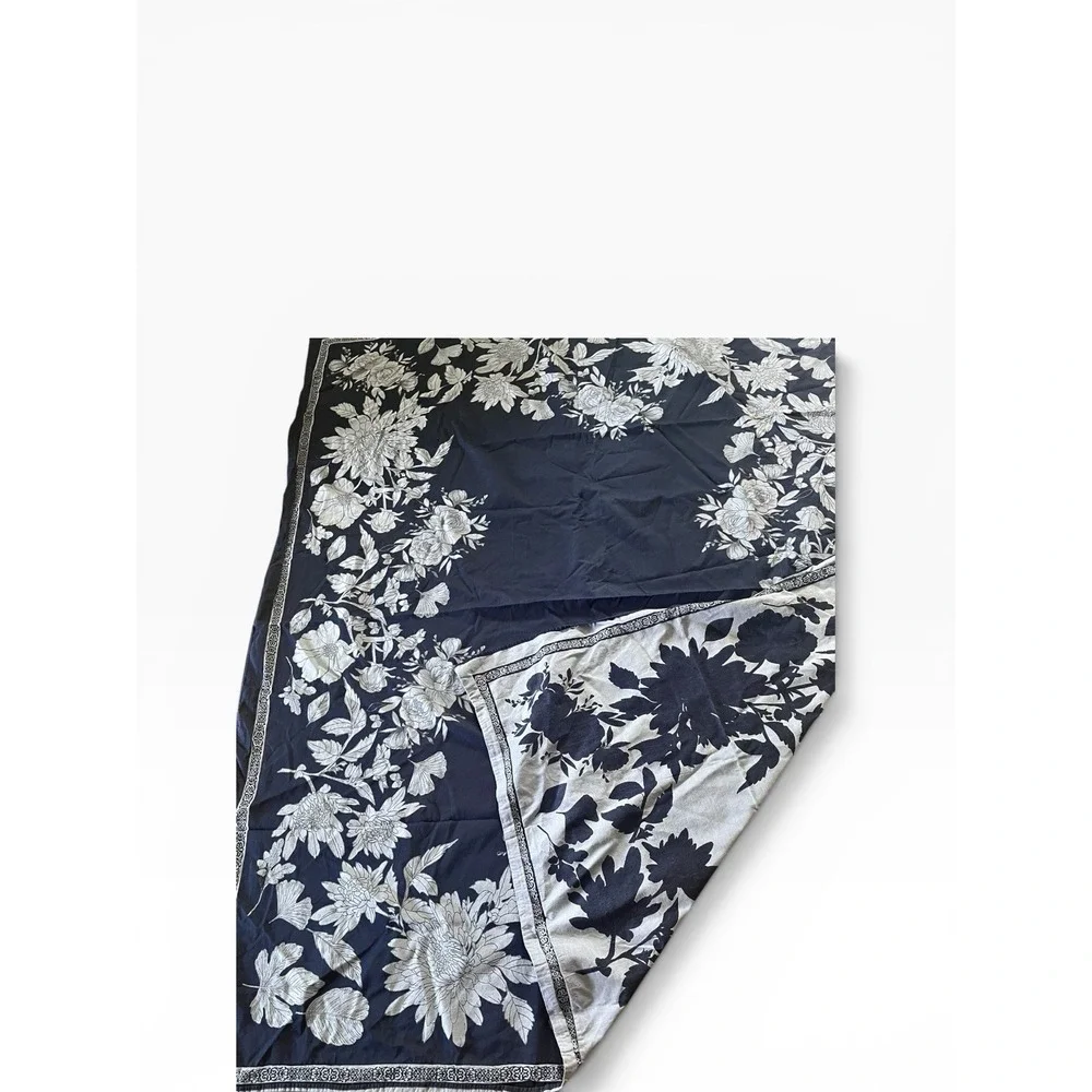 Sur La Table Jacquard Floral Tablecloth Indigo Blue 90 x 90